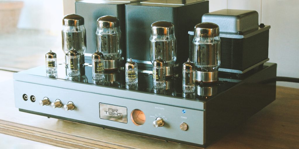 Tube Amps vs Solid State Amps [What is The Difference?]