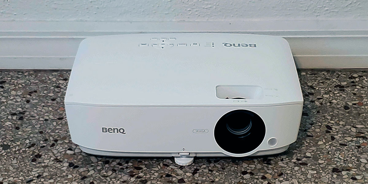 BenQ MW535A on a table